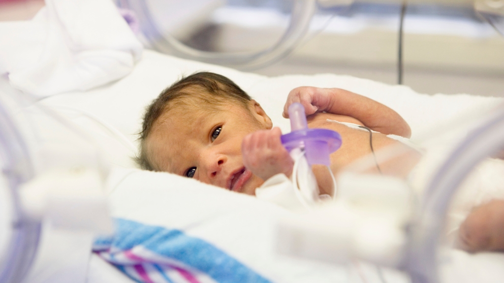 Trẻ sinh non hoặc chưa đạt cân nặng chuẩn thường cần được trì hoãn tiêm chủng