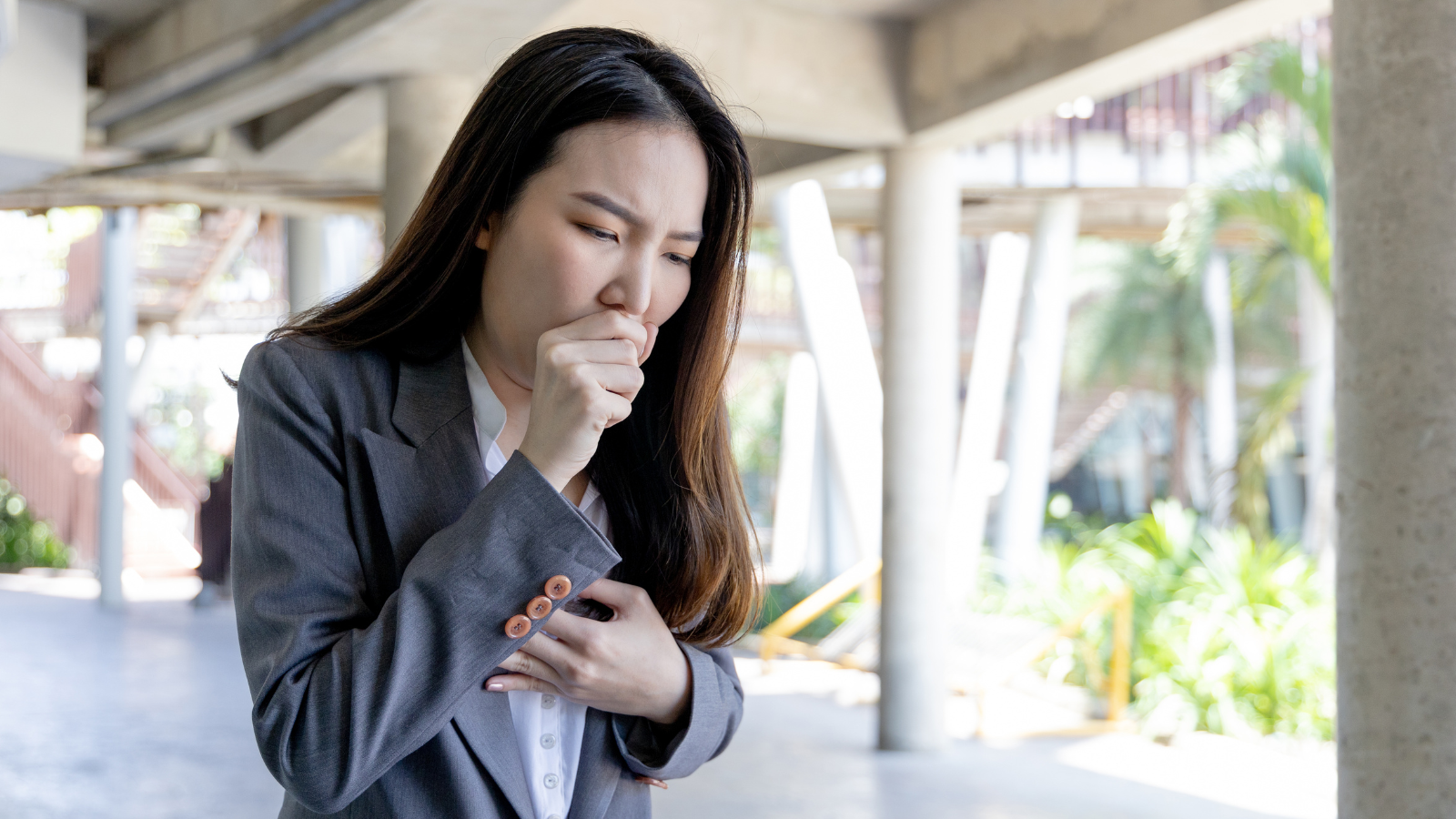 Người bệnh thường ho ra nhiều đờm, đặc biệt vào buổi sáng