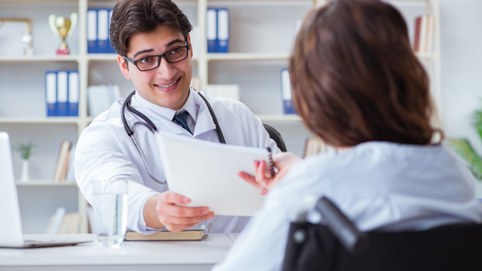 Tham gia tư vấn và hỗ trợ tâm lý giúp phụ nữ mãn kinh giải tỏa những cảm xúc tiêu cực