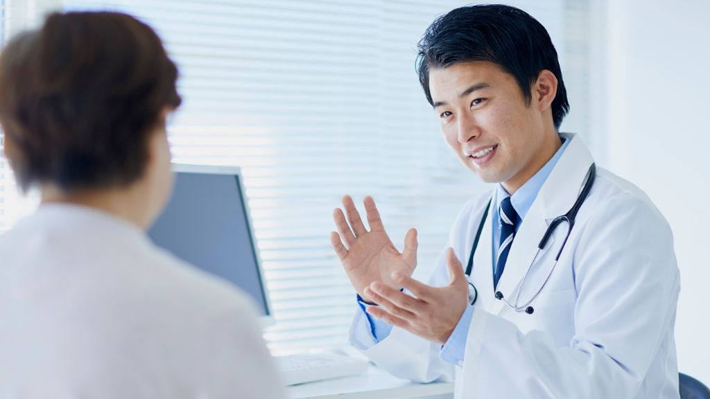 Nếu xuất hiện các dấu hiệu như ho kéo dài hoặc khó thở, nên đi khám sớm để được chẩn đoán và điều trị kịp thời