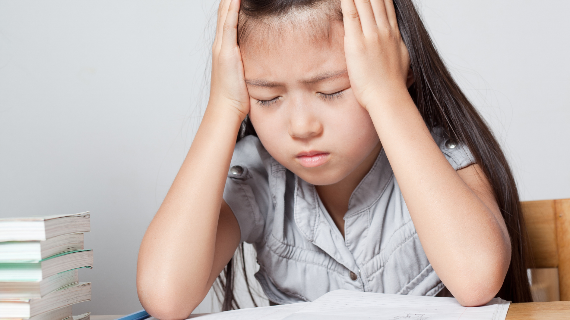 khi-tre-bi-dau-dau-cha-me-nen-lam-gi (5).png