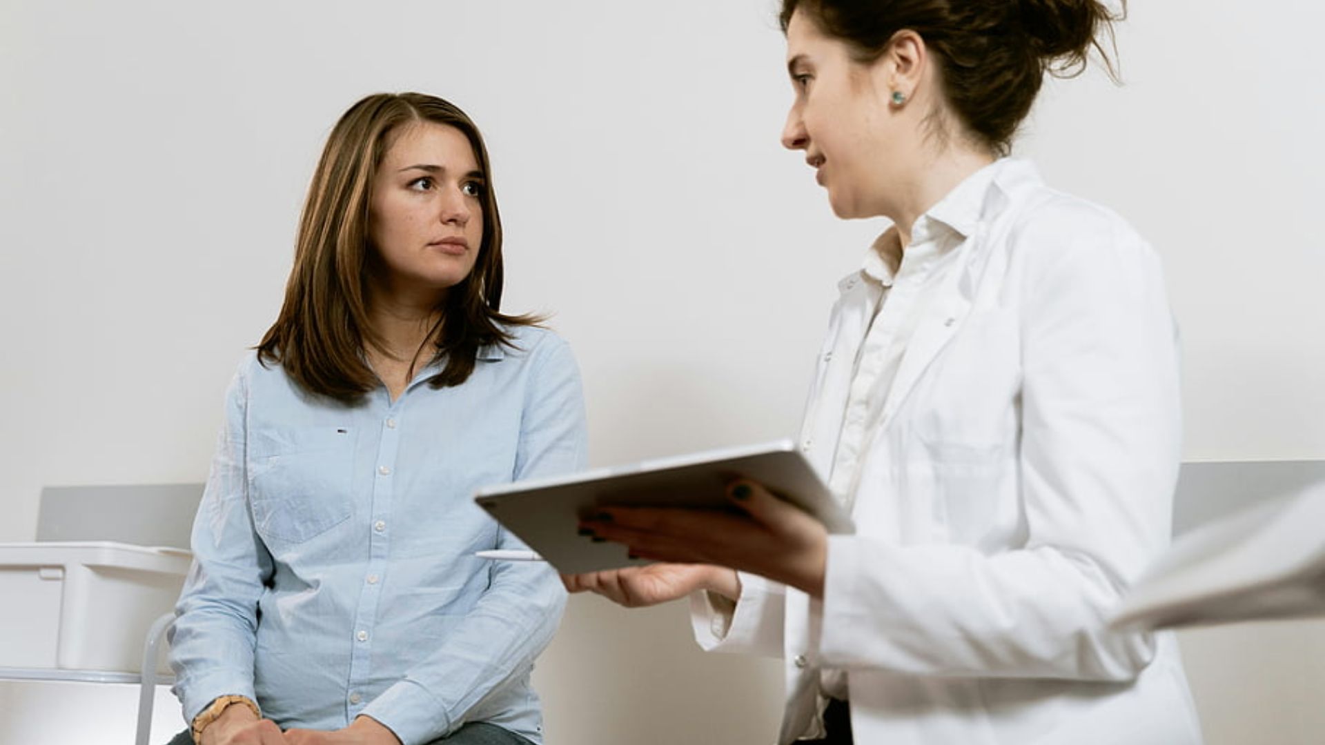 Bạn nên đến khám bác sĩ nếu tình trạng khó thở tê bì chân tay kéo dài