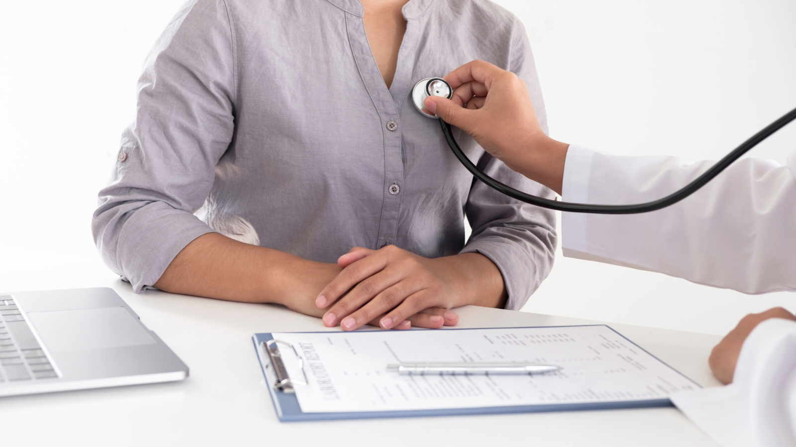 Đưa người bệnh đến cơ sở y tế ngay nếu có các dấu hiệu khó thở, thở rít