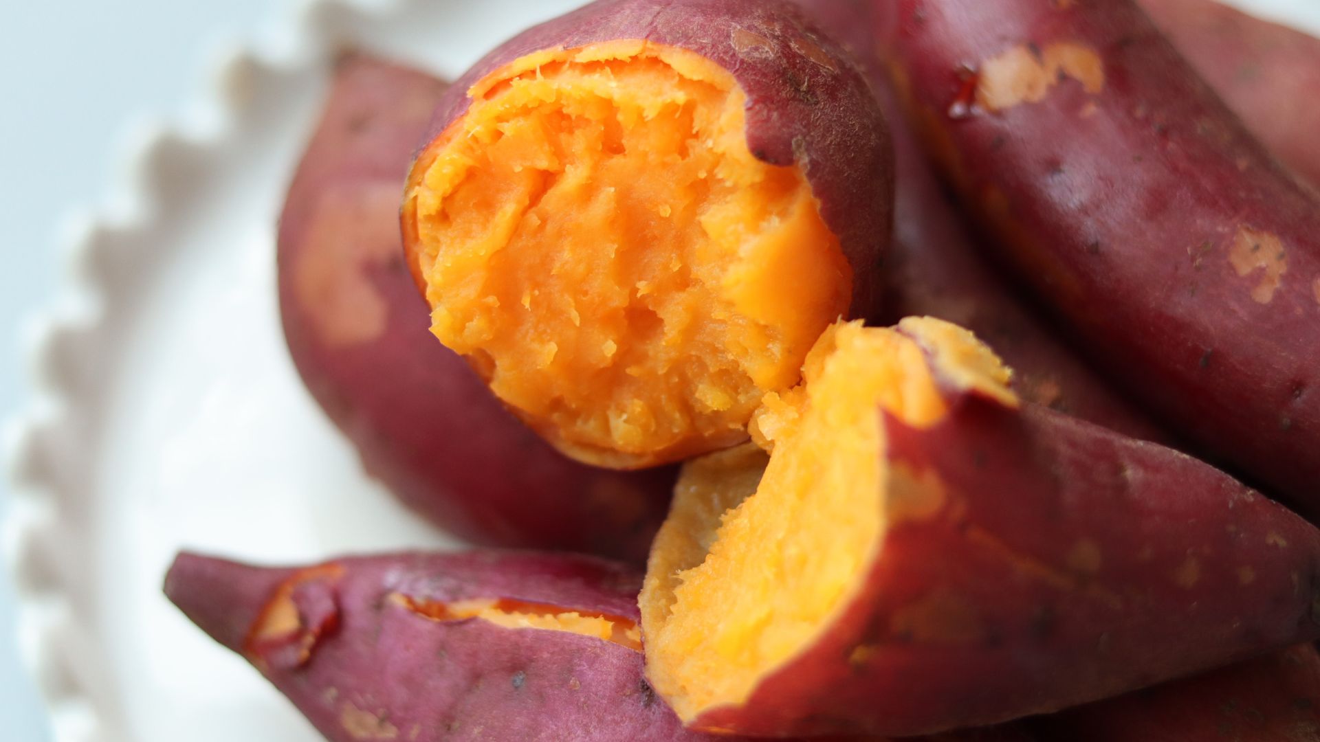 Khoai lang ruột cam cung cấp nhiều polyphenol và anthocyanin giúp trung hòa gốc tự do