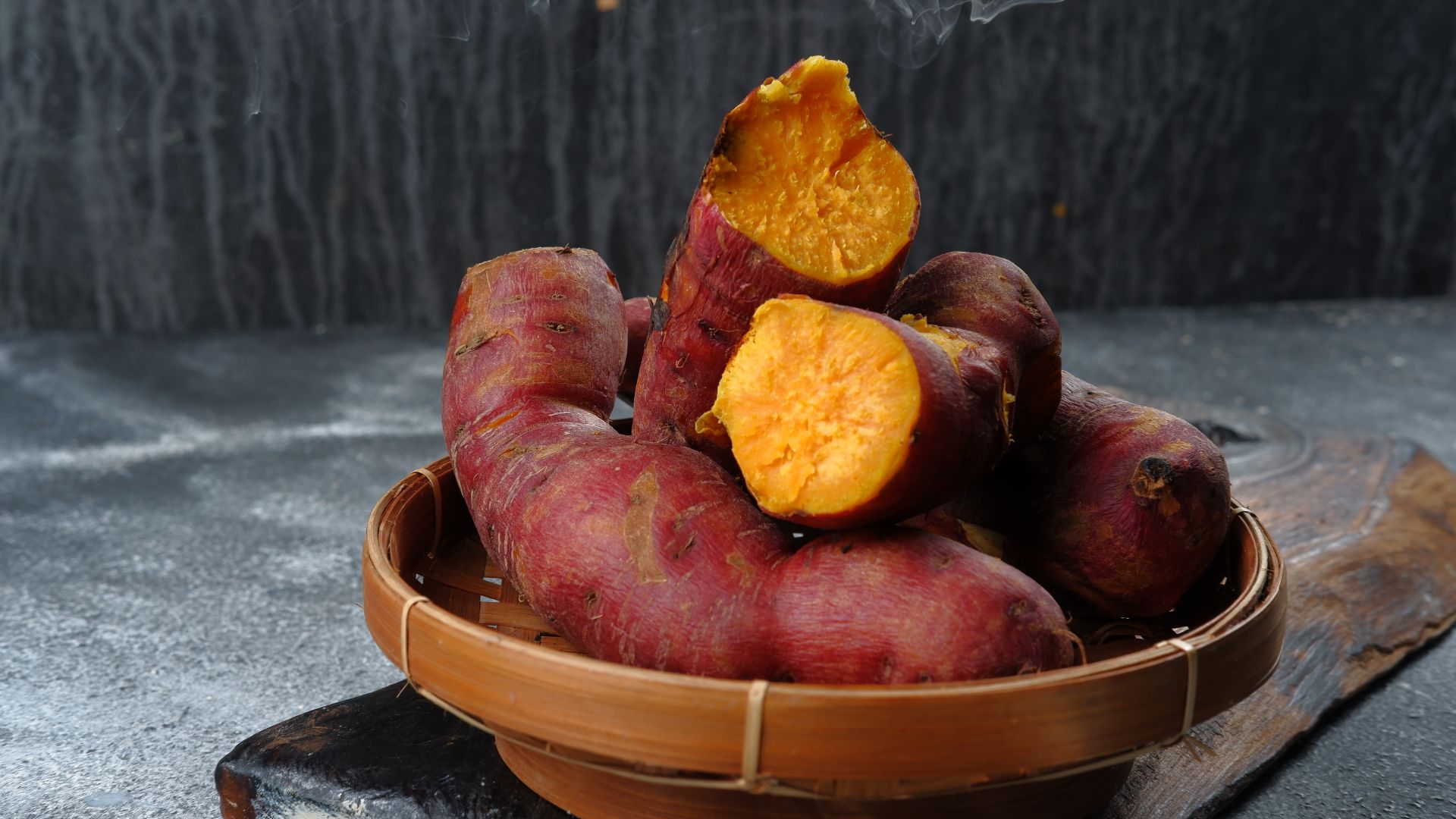 Ăn khoai lang cả vỏ giúp bổ sung được nhiều chất xơ hơn, giúp kéo dài thời gian no sau bữa ăn