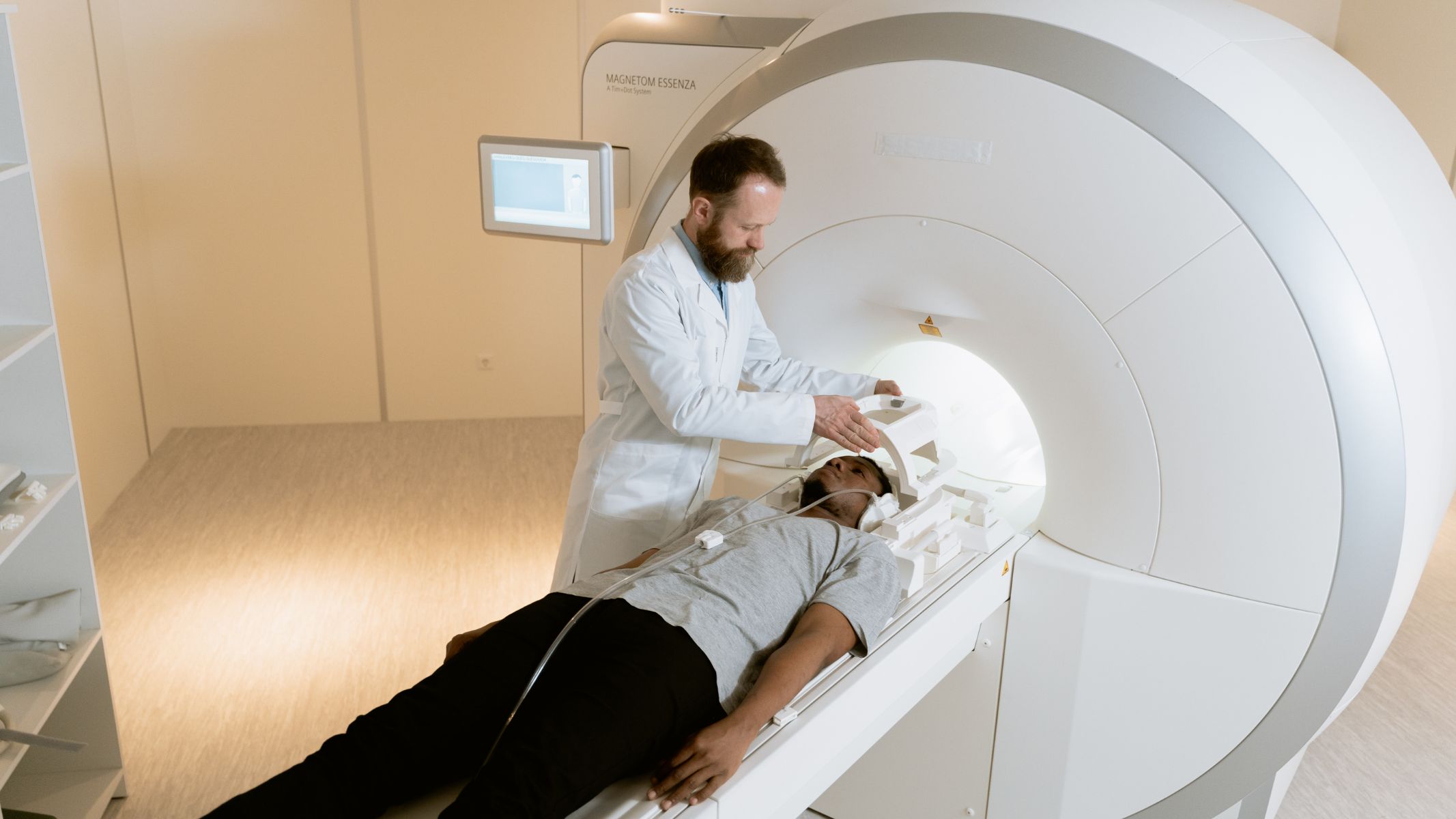 Các yếu tố cá nhân cũng ảnh hưởng đến khoảng thời gian giữa 2 lần chụp MRI