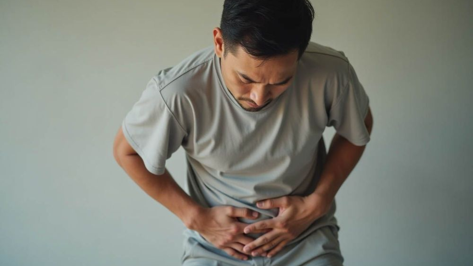 Khi khối u lớn dần, đau bụng âm ỉ kéo dài, chướng bụng, đi ngoài vẫn thấy chưa hết