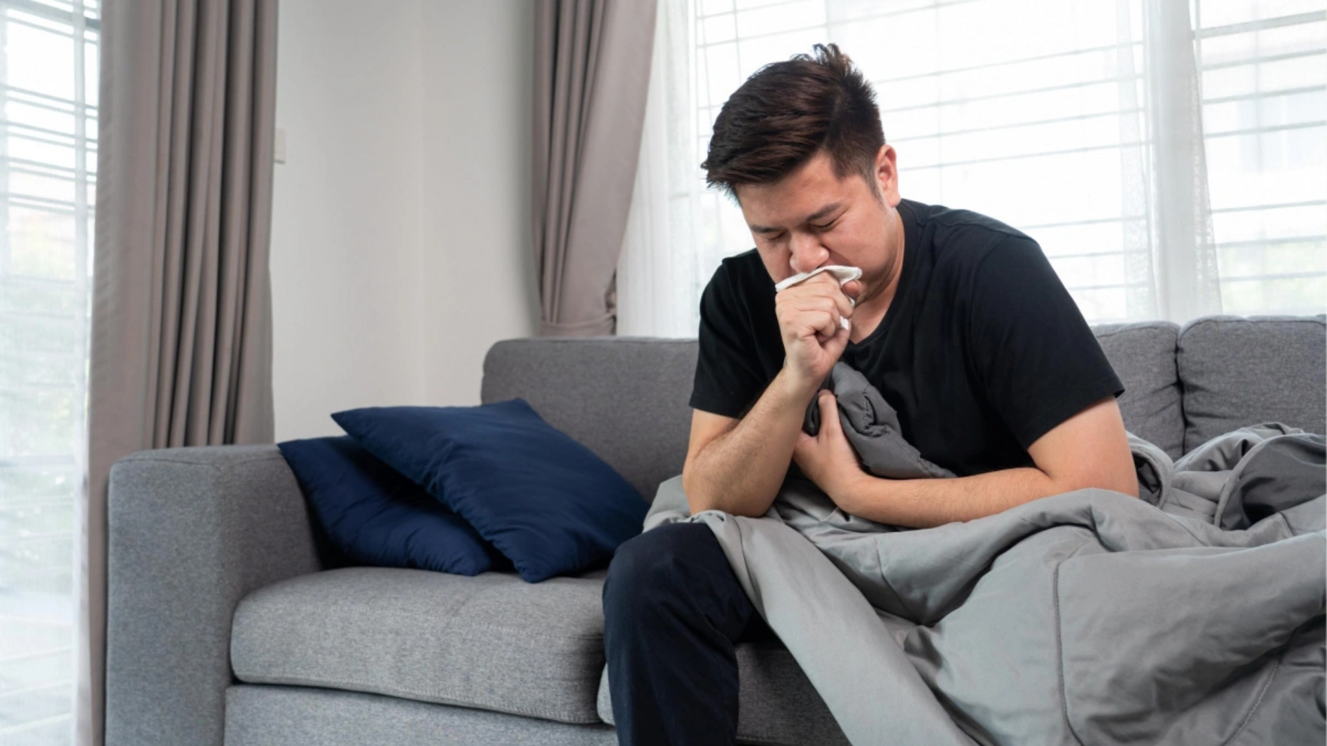 Ho kéo dài, ho ra máu có thể là dấu hiệu u phổi ác tính cần thăm khám sớm