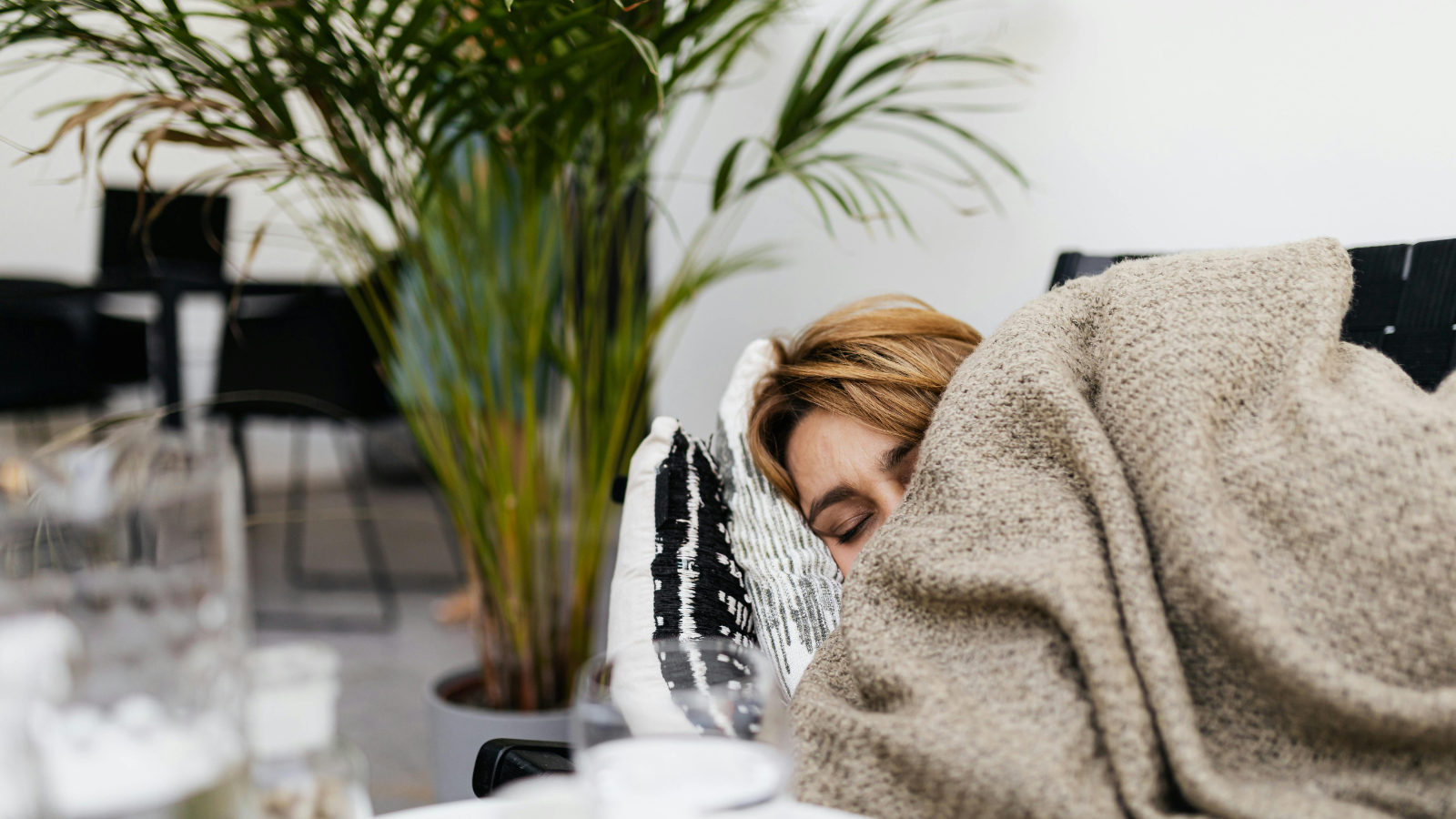 Tập trung làm ấm vùng ngực, cổ và đầu để bảo vệ các cơ quan nội tạng quan trọng nhất