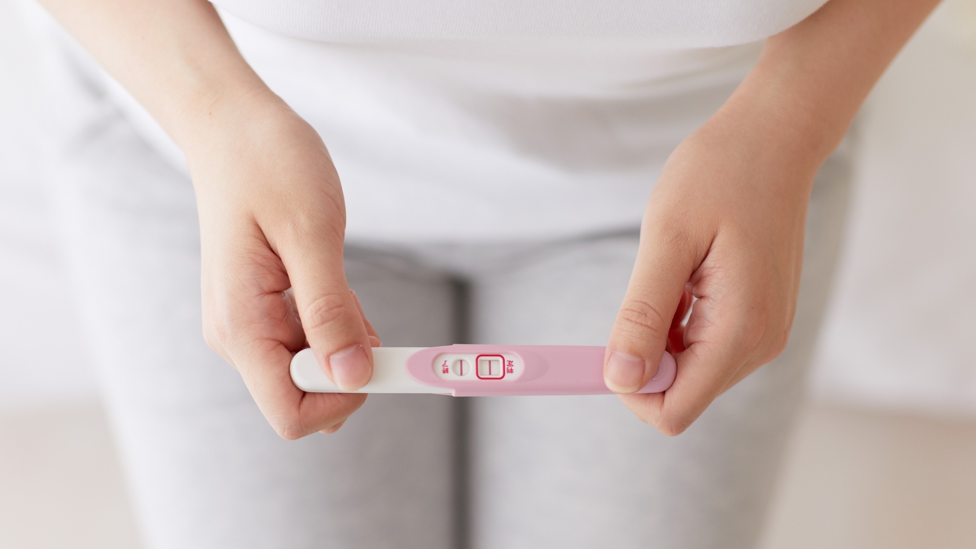 Nếu que thử thai cho kết quả hai vạch (dù một vạch mờ), bạn nên đến cơ sở y tế để được kiểm tra bằng xét nghiệm máu và siêu âm