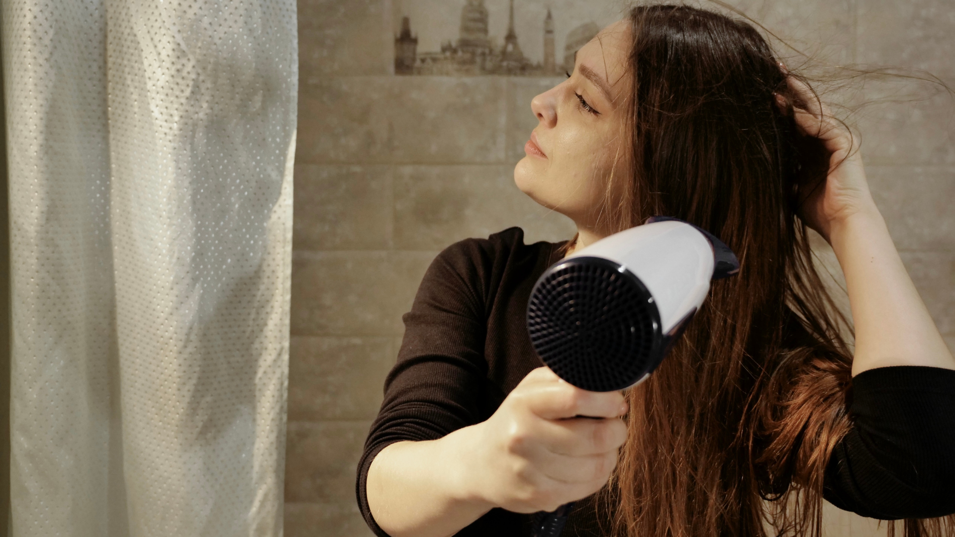 Nên lau khô người và sấy tóc để tránh nhiễm lạnh, đặc biệt vào buổi tối hoặc thời tiết lạnh