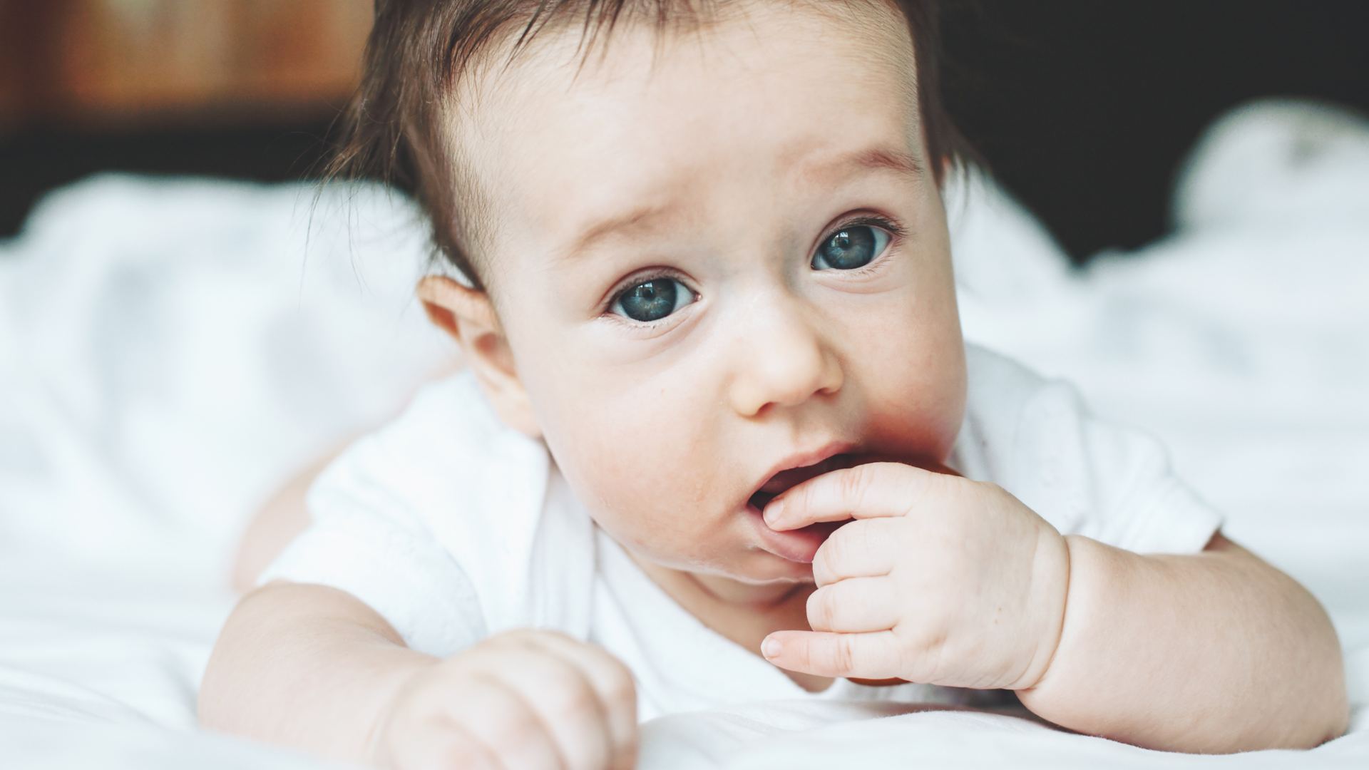 Bé 4 tháng tuổi thay đổi giấc ngủ do nhiều yếu tố phát triển