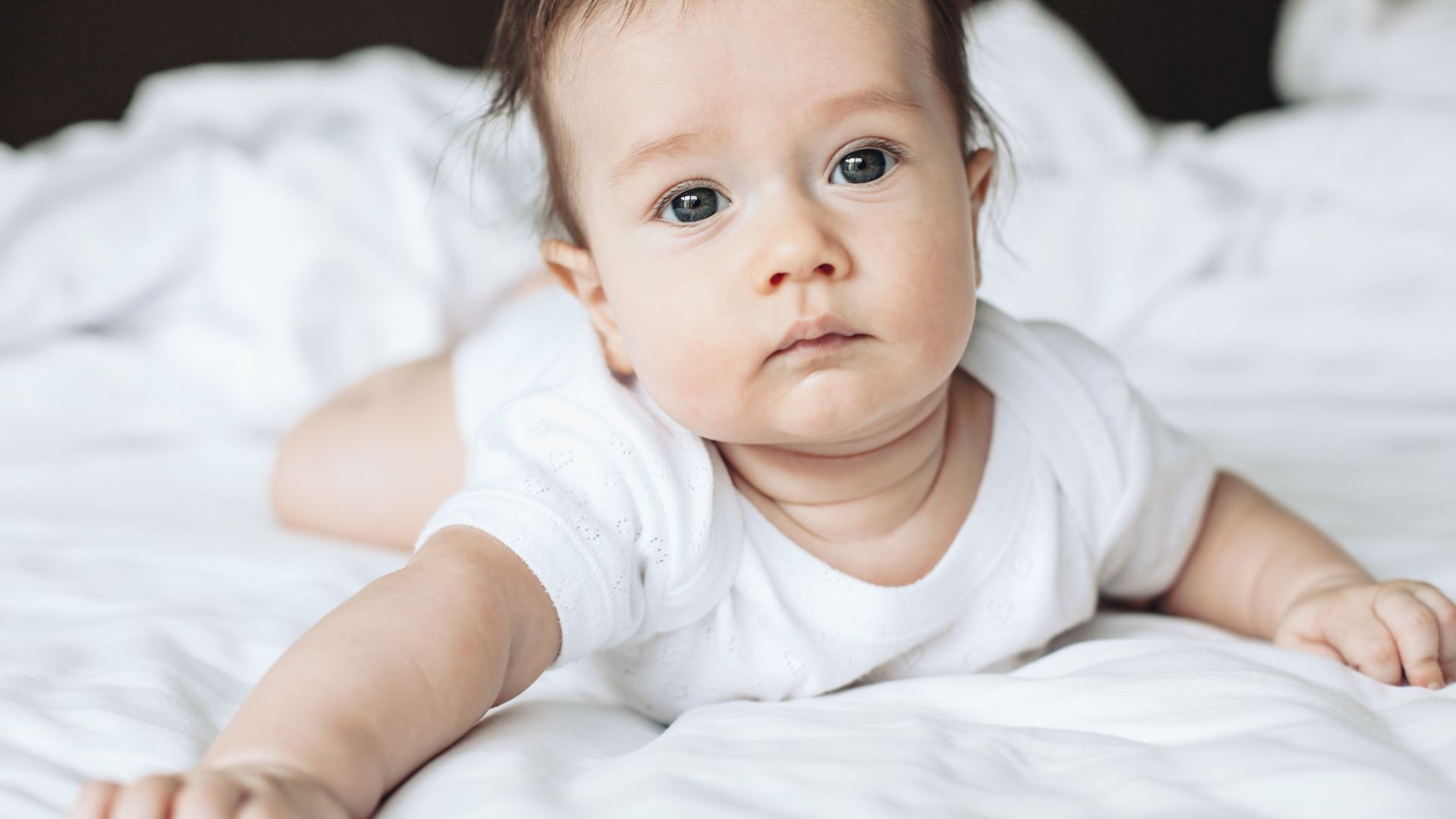 Đồng hành đúng cách giúp bé ổn định giấc ngủ sau khủng hoảng