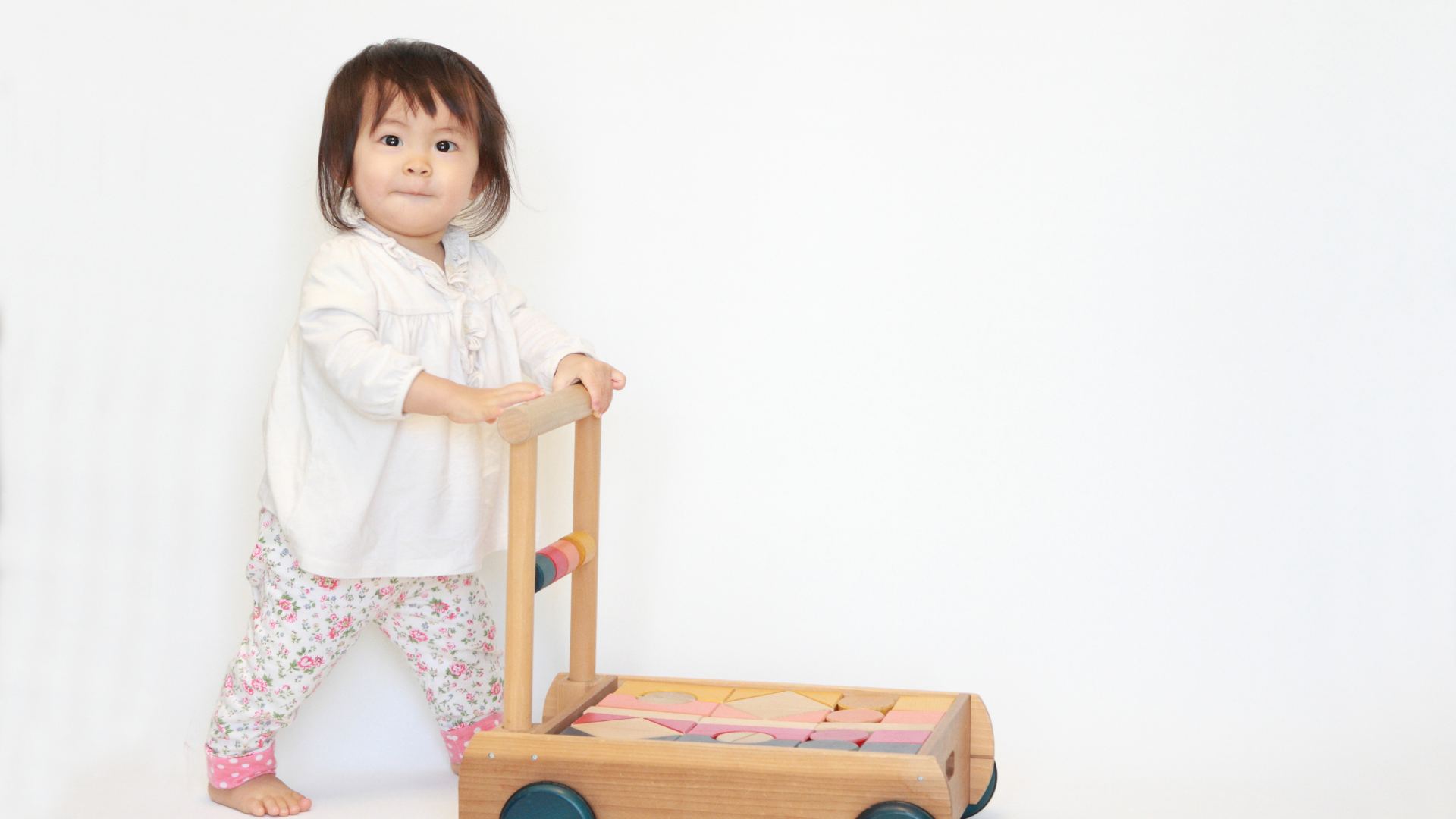 Cách ứng xử phù hợp giúp trẻ vượt qua khủng hoảng tuổi lên 1 dễ dàng hơn