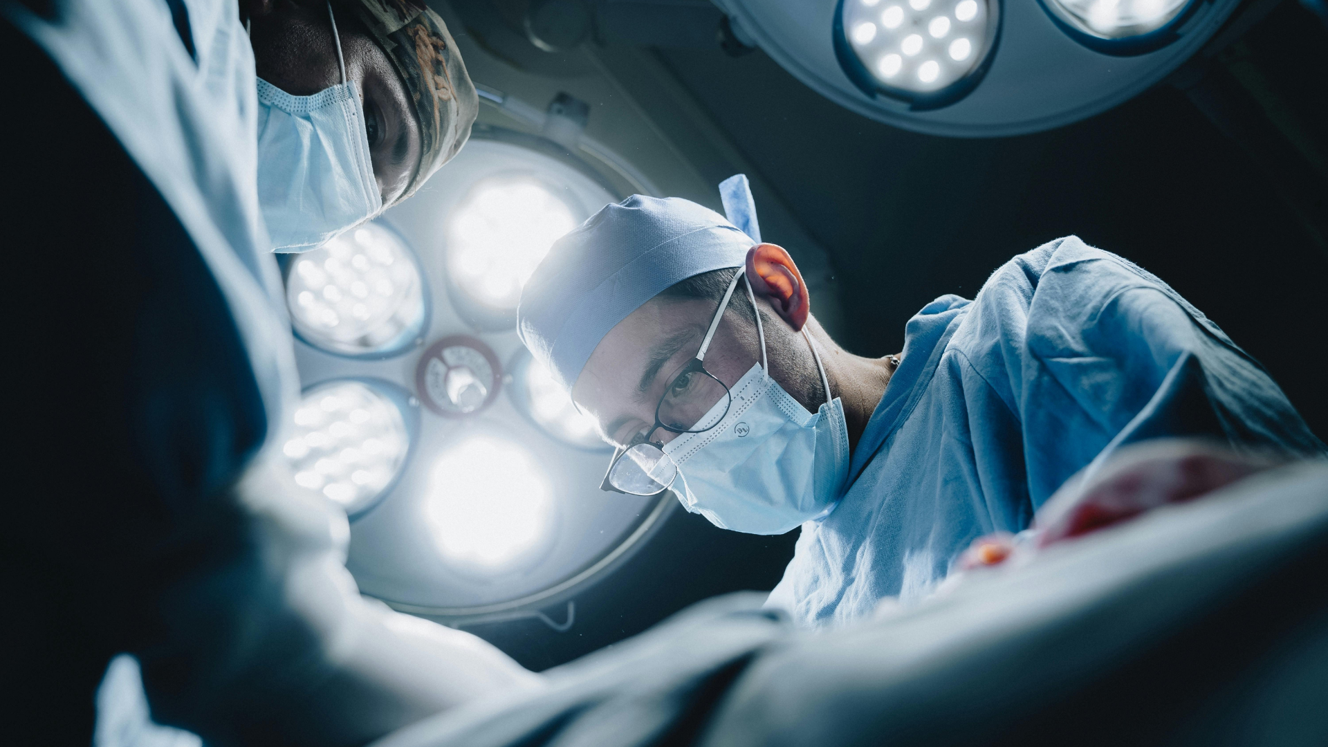 Phẫu thuật thường được chỉ định khi u nang buồng trứng lớn, phát triển nhanh hoặc có nguy cơ biến chứng