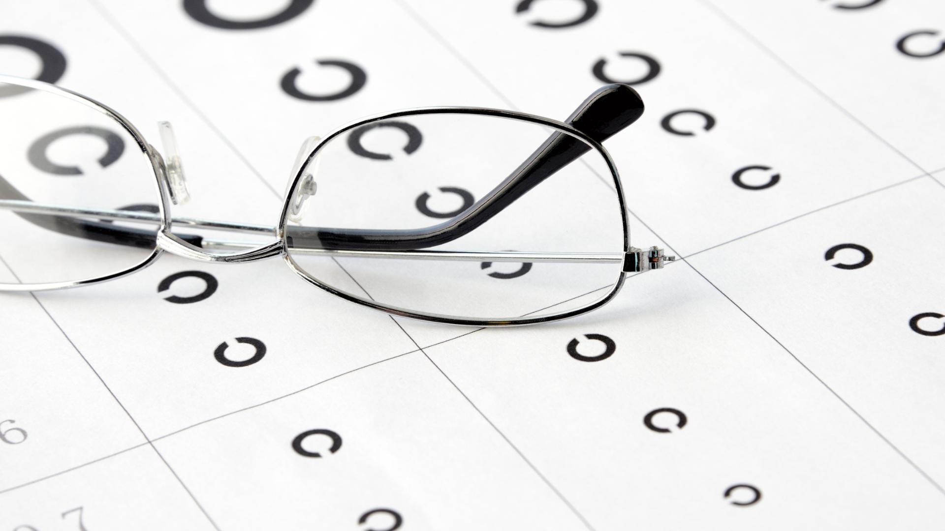 Kiểm tra loạn thị tại nhà giúp bạn nhận biết sớm những biểu hiện bất thường của thị lực