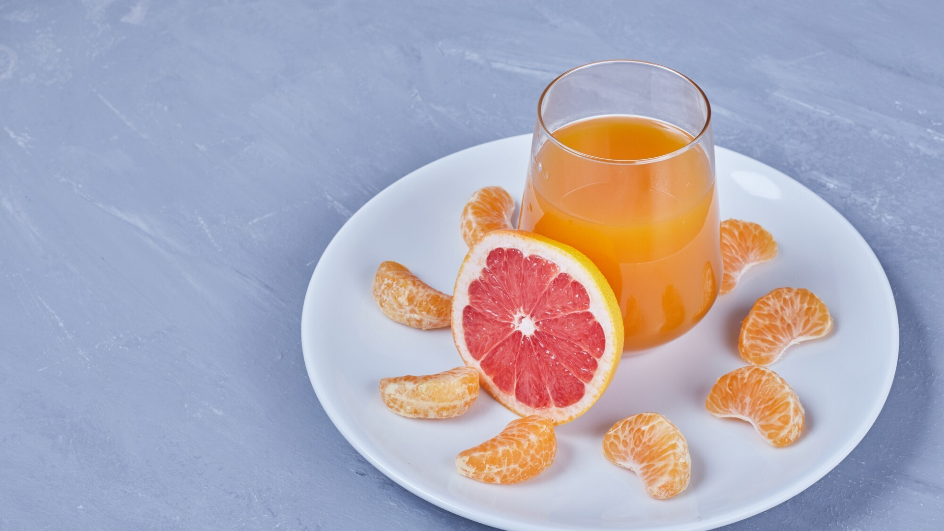 Nước ép trái cây tự nhiên như cam, bưởi không đường giúp cung cấp citrate hòa tan tinh thể canxi oxalat