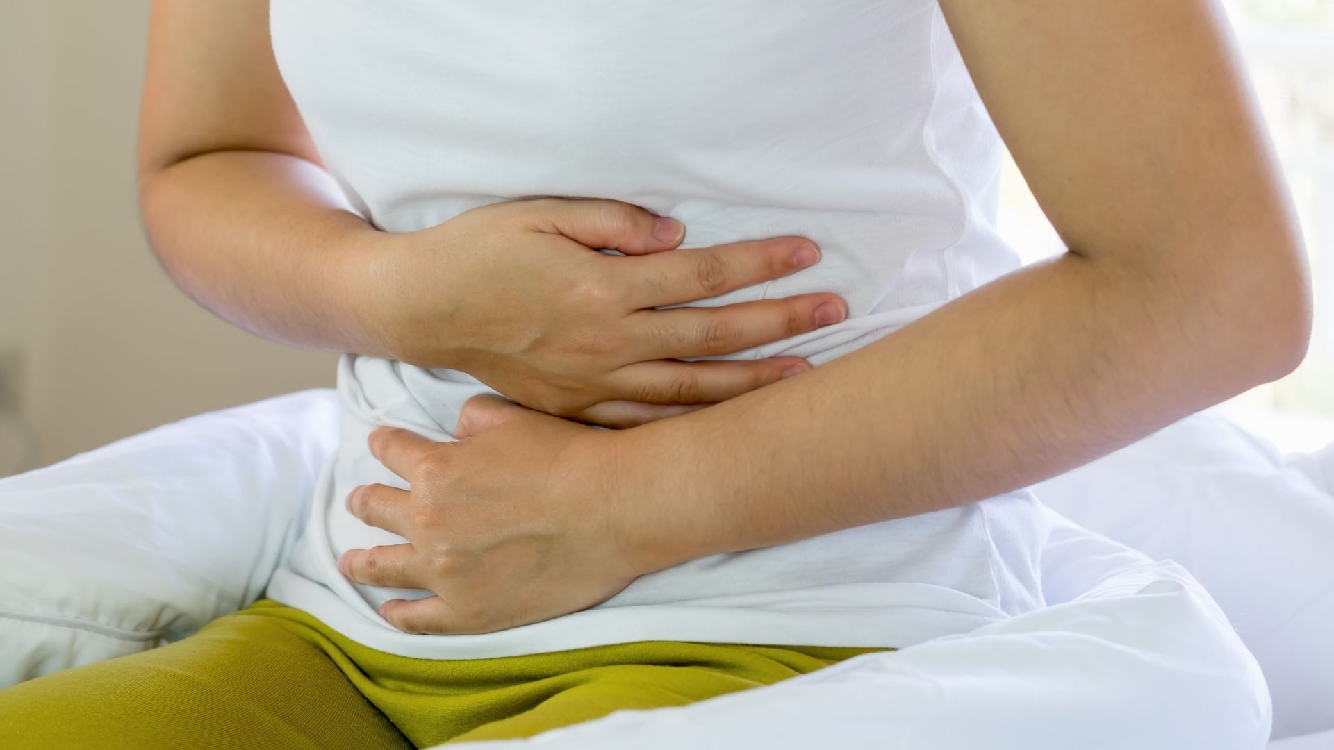 Người mắc kiết lỵ có thể đau bụng quặn thắt gây khó chịu