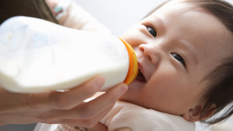 Bé bú ngon hơn khi được lựa chọn bình sữa phù hợp
