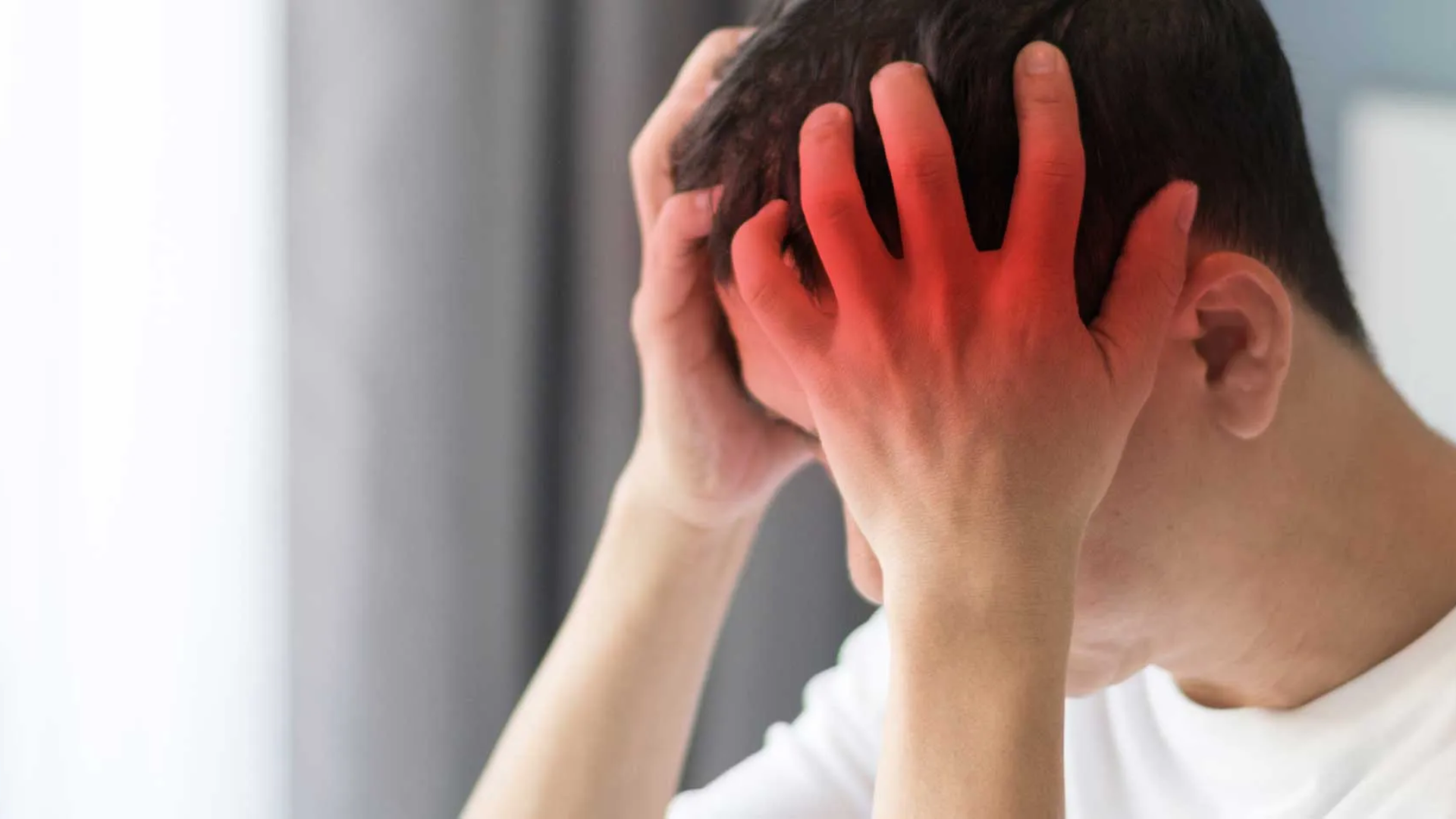 Sau khi nhiễm mầm bệnh vài ngày, người bệnh có thể bị đau đầu dữ dội, nhất là vùng trán