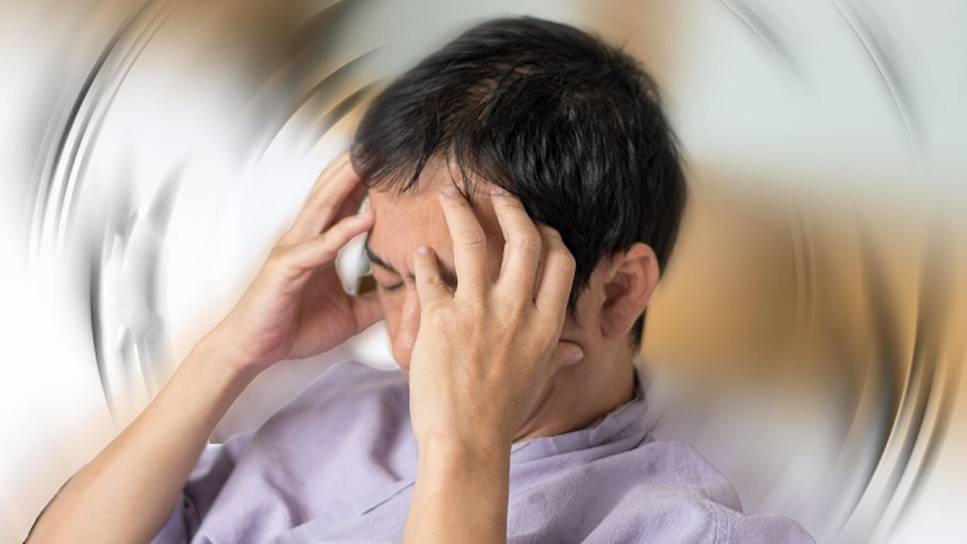 Sau vài ngày, bệnh tiến triển nặng khiến người bệnh co giật, mất thăng bằng hoặc rơi vào hôn mê