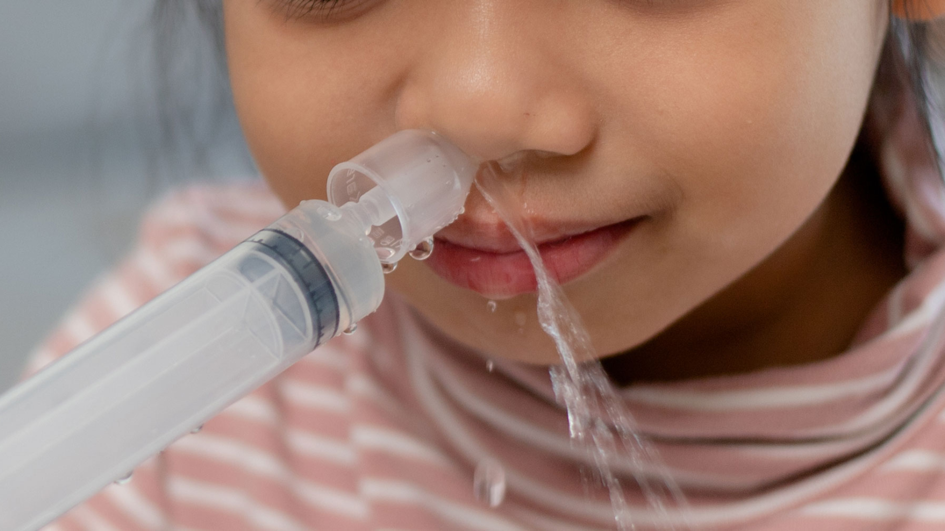 Giữ an toàn khi rửa mũi, chỉ dùng nước cất hoặc nước đã đun sôi để phòng tránh Naegleria fowleri