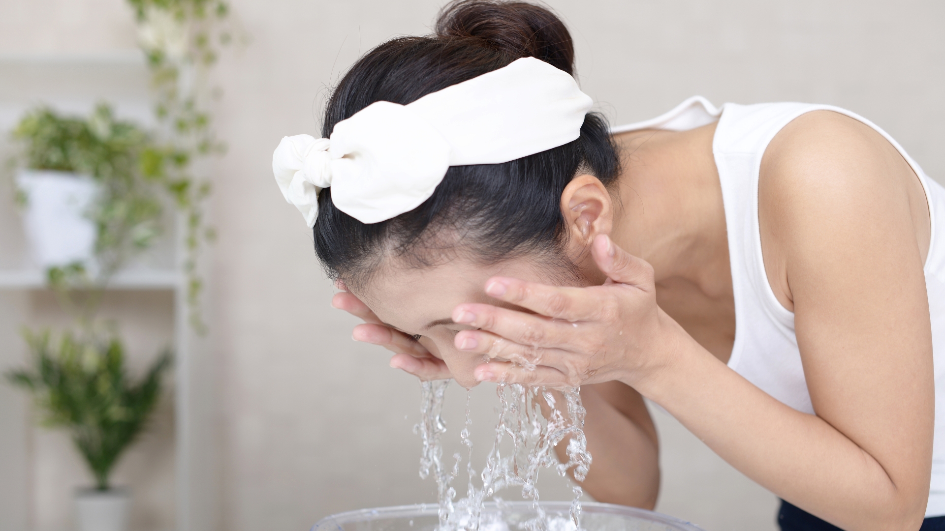 Rửa mặt hằng ngày bằng sữa rửa mặt dịu nhẹ, không chứa dầu và có độ pH phù hợp giúp loại bỏ bã nhờn