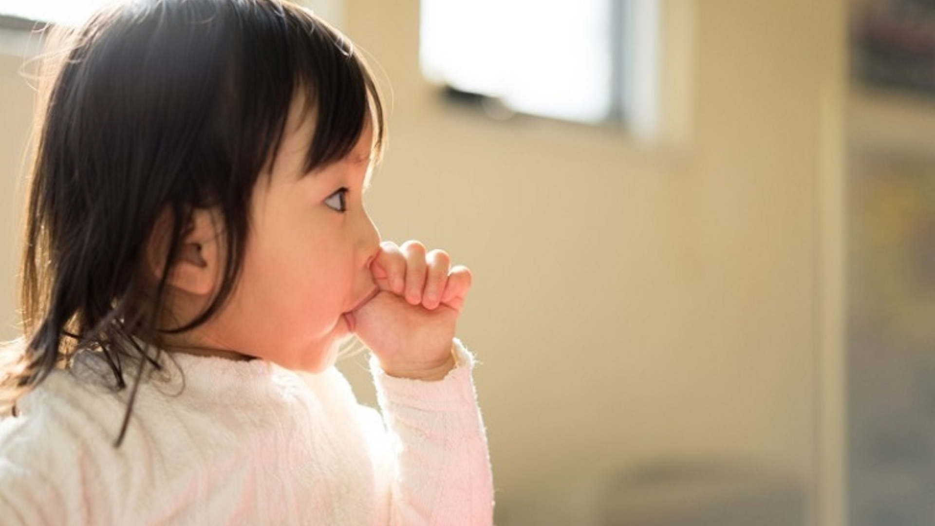 Thói quen mút tay làm tăng nguy cơ nhiễm giun sán, ảnh hưởng sức khỏe đường ruột của trẻ