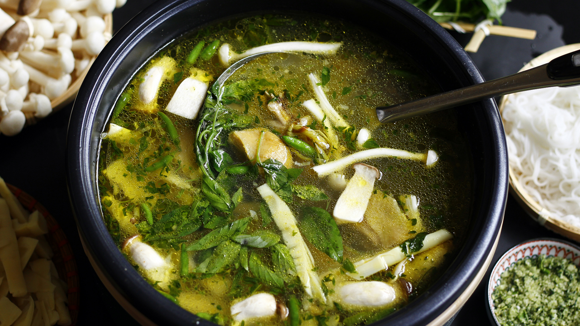 Lá é không chỉ tạo mùi thơm, còn giúp món ăn thêm tròn vị và hấp dẫn