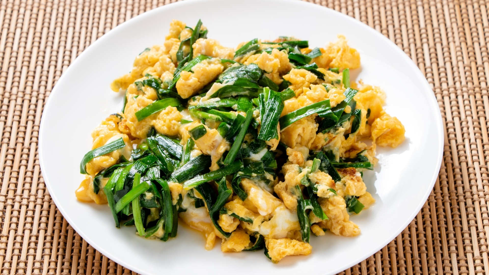 Lá hẹ và trứng đều là những nguyên liệu quen thuộc trong bữa ăn hàng ngày