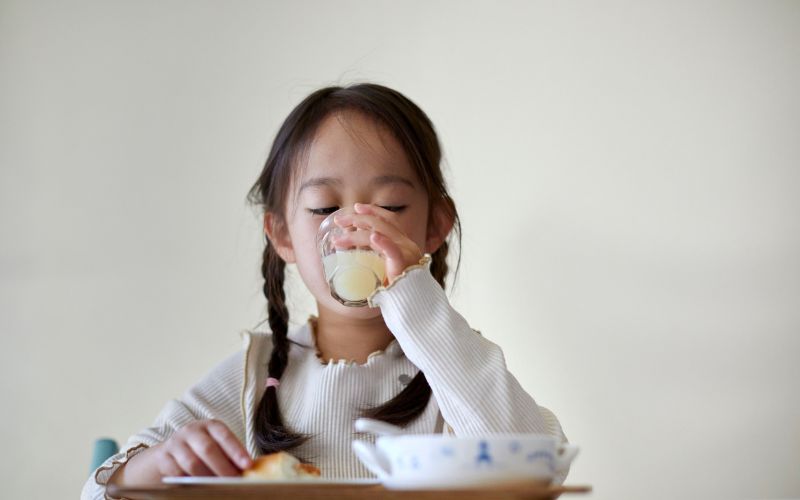 Lactose hỗ trợ sự phát triển và cân bằng hệ vi sinh đường ruột, giúp bảo vệ hệ tiêu hóa trẻ em