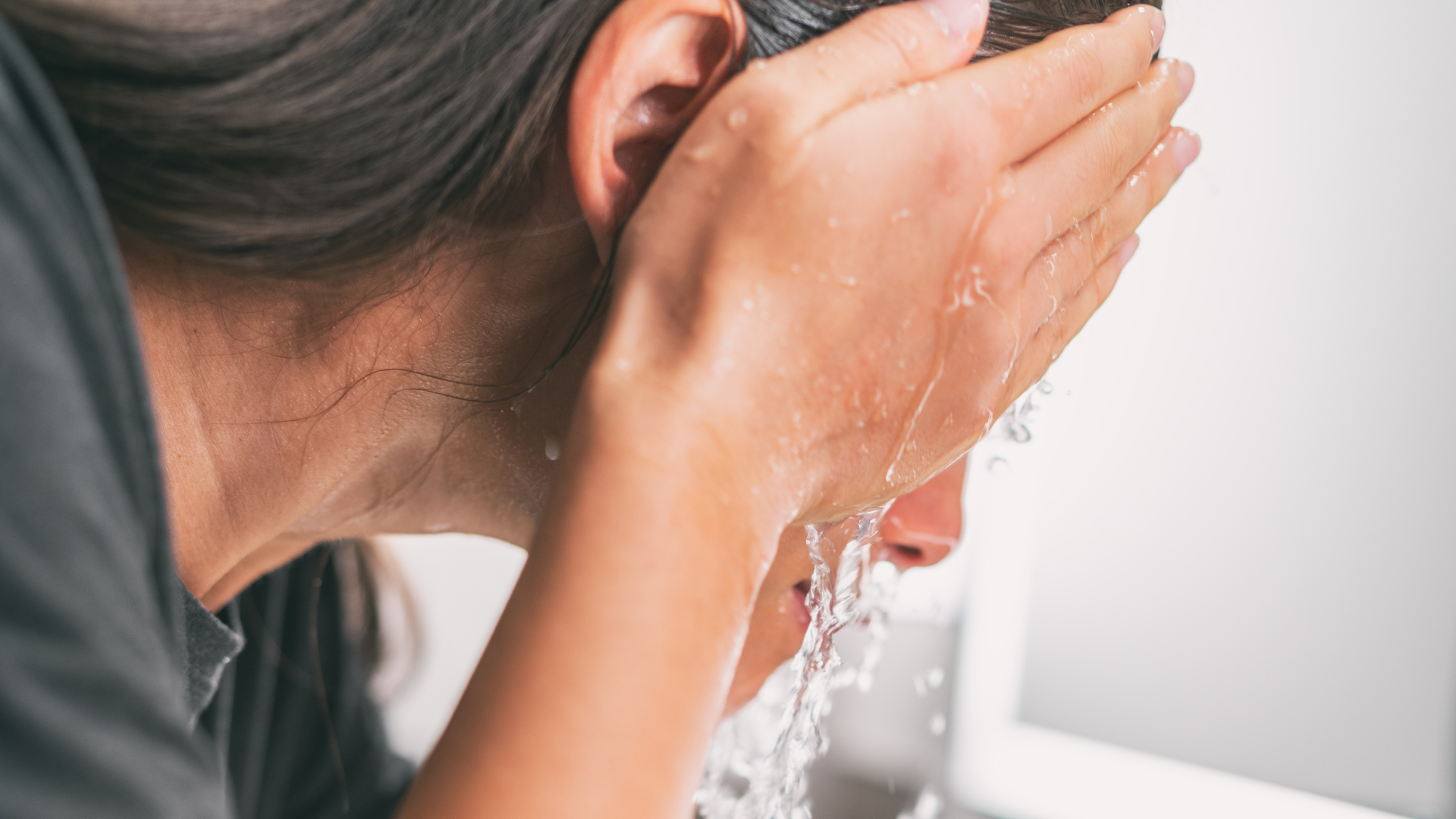 Dùng nước mát để loại bỏ những bào tử còn bám lại trên da hoặc niêm mạc miệng sau khi tiếp xúc với nấm mốc