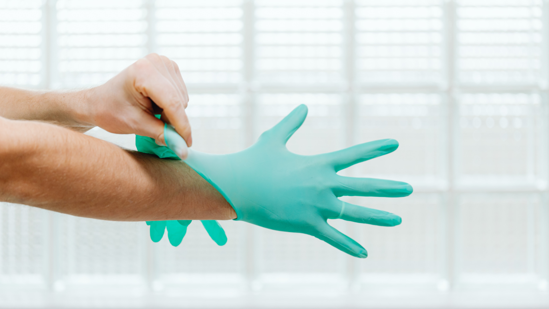 Luôn mang khẩu trang, găng tay cao su và kính bảo hộ để tránh hít phải hoặc tiếp xúc trực tiếp với nấm mốc