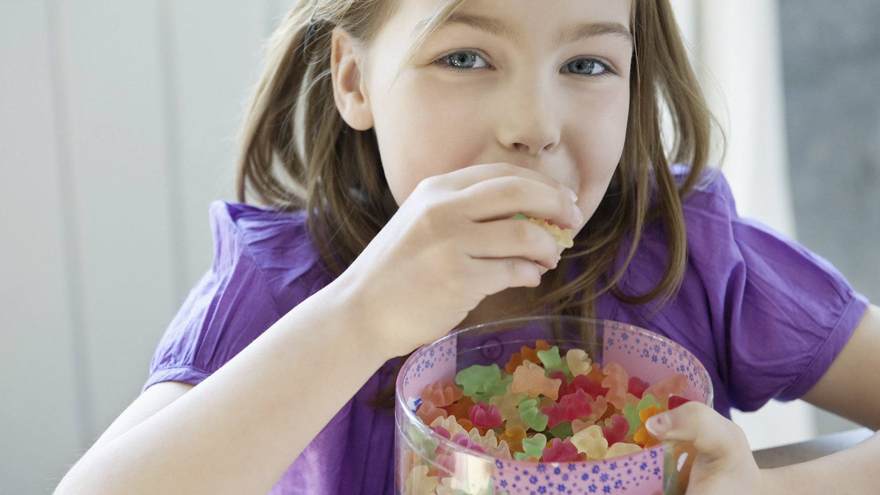 Ăn bánh kẹo ngọt là nguyên nhân chủ yếu gây sâu răng ở trẻ