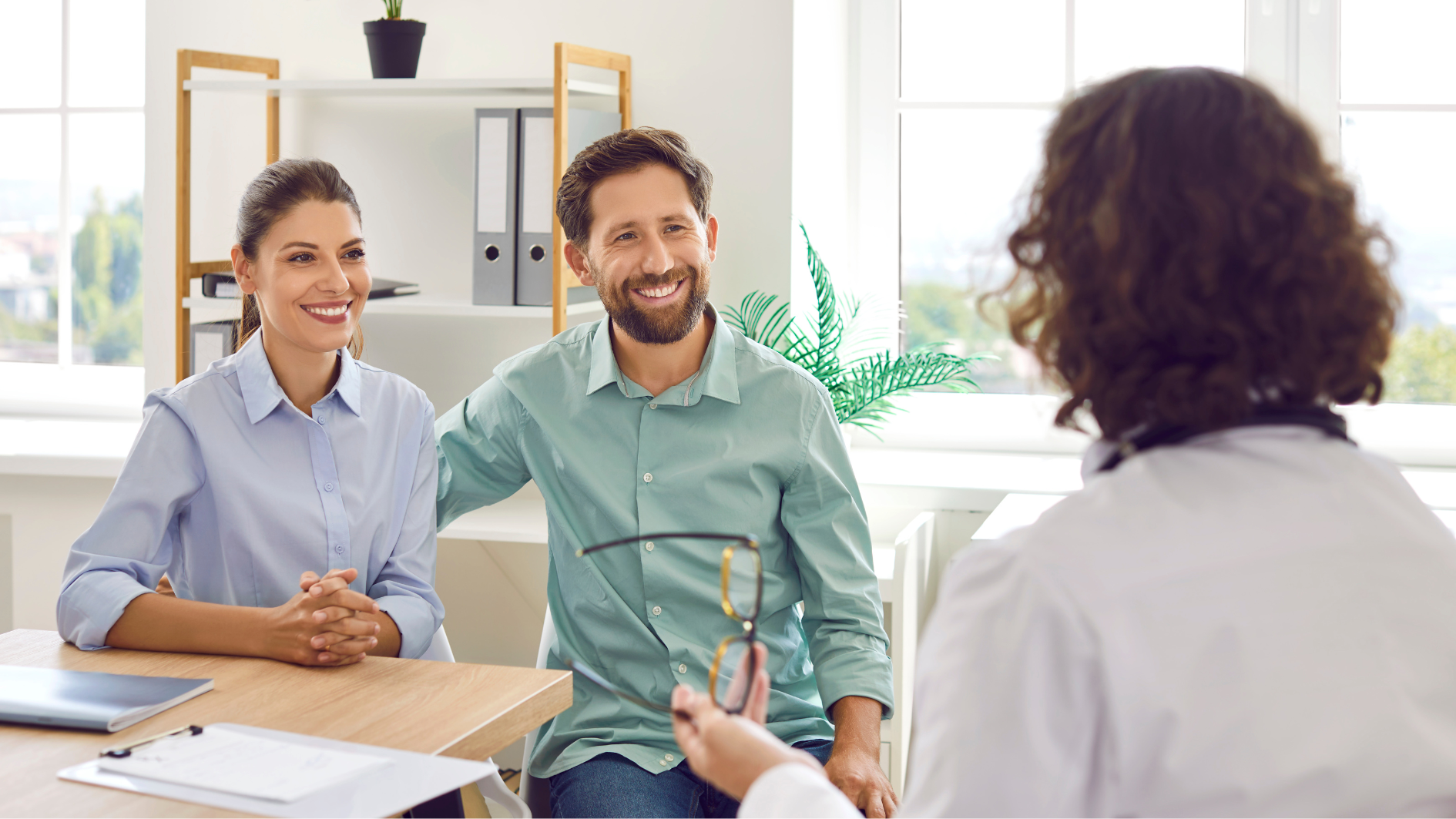 Trước khi thực hiện IVF, bác sĩ đánh giá tình trạng sức khỏe của vợ chồng