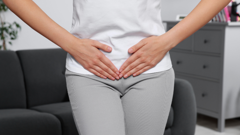 Lệch vòng tránh thai có thể gây ra ra máu bất thường và khó chịu vùng chậu