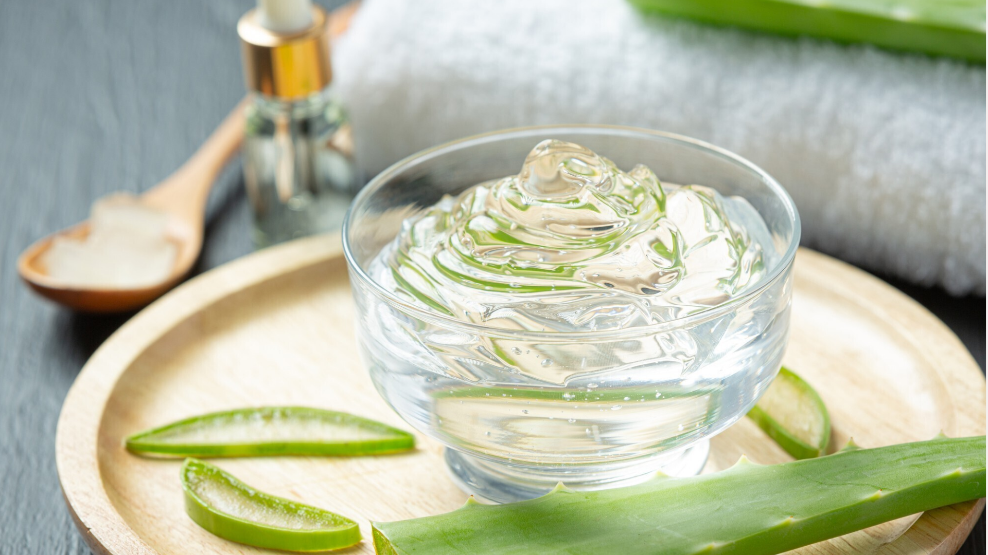 Lô hội hay nha đam giúp làm dịu da tức thì, giảm nguy cơ mụn viêm lan rộng và hỗ trợ quá trình phục hồi da