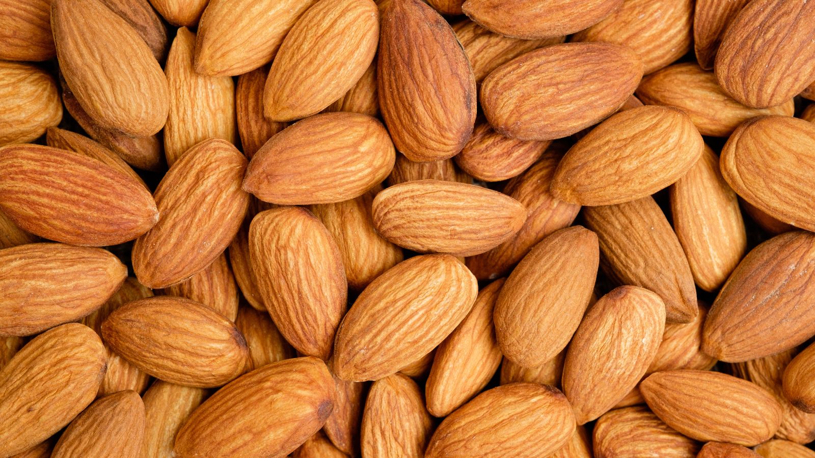 Hạnh nhân cung cấp nhiều chất béo lành mạnh, magie và vitamin E, gián tiếp hỗ trợ cân bằng hormone