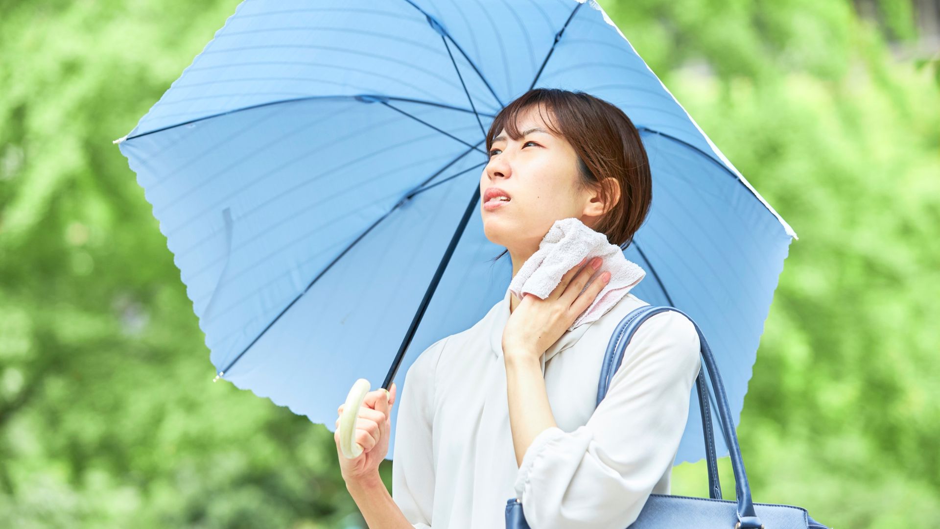 Các yếu tố như thời tiết nóng ẩm và da dầu là nguyên nhân thường gặp gây lang ben đỏ