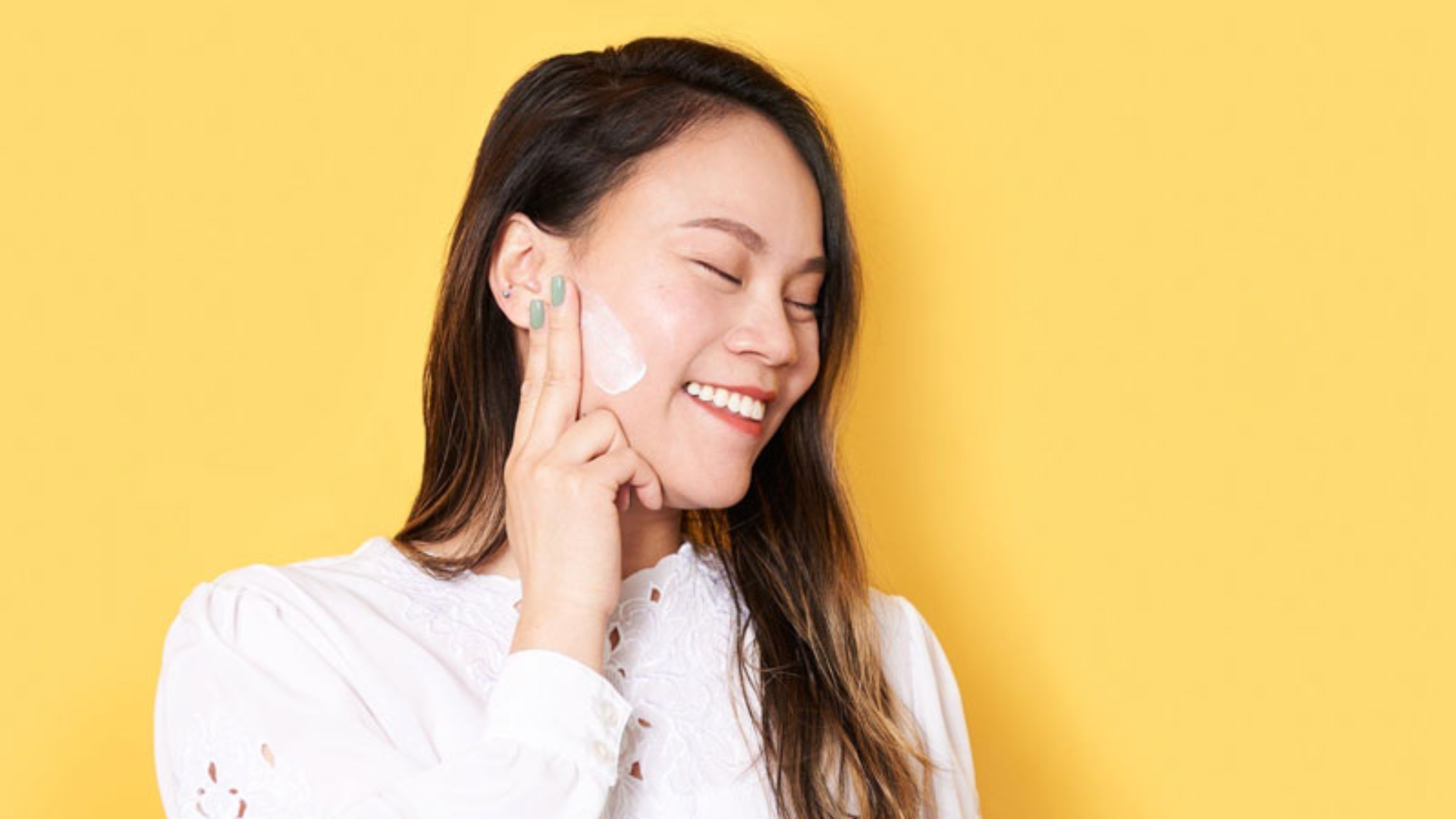 Thoa kem chống nắng đều đặn, bảo vệ da trước tia UVA và UVB giúp da khỏe mạnh mỗi ngày