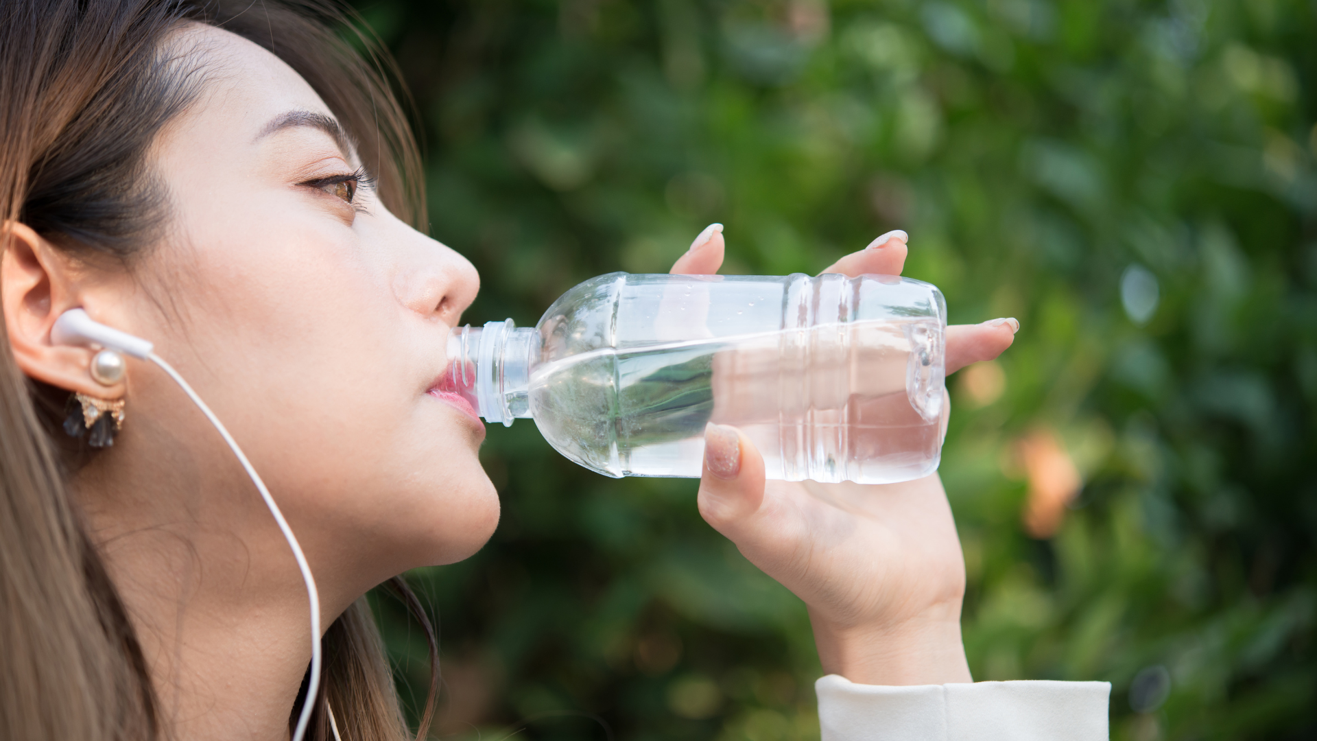 Uống đủ nước và duy trì thói quen lành mạnh giúp da luôn căng mọng khỏe mạnh từ bên trong