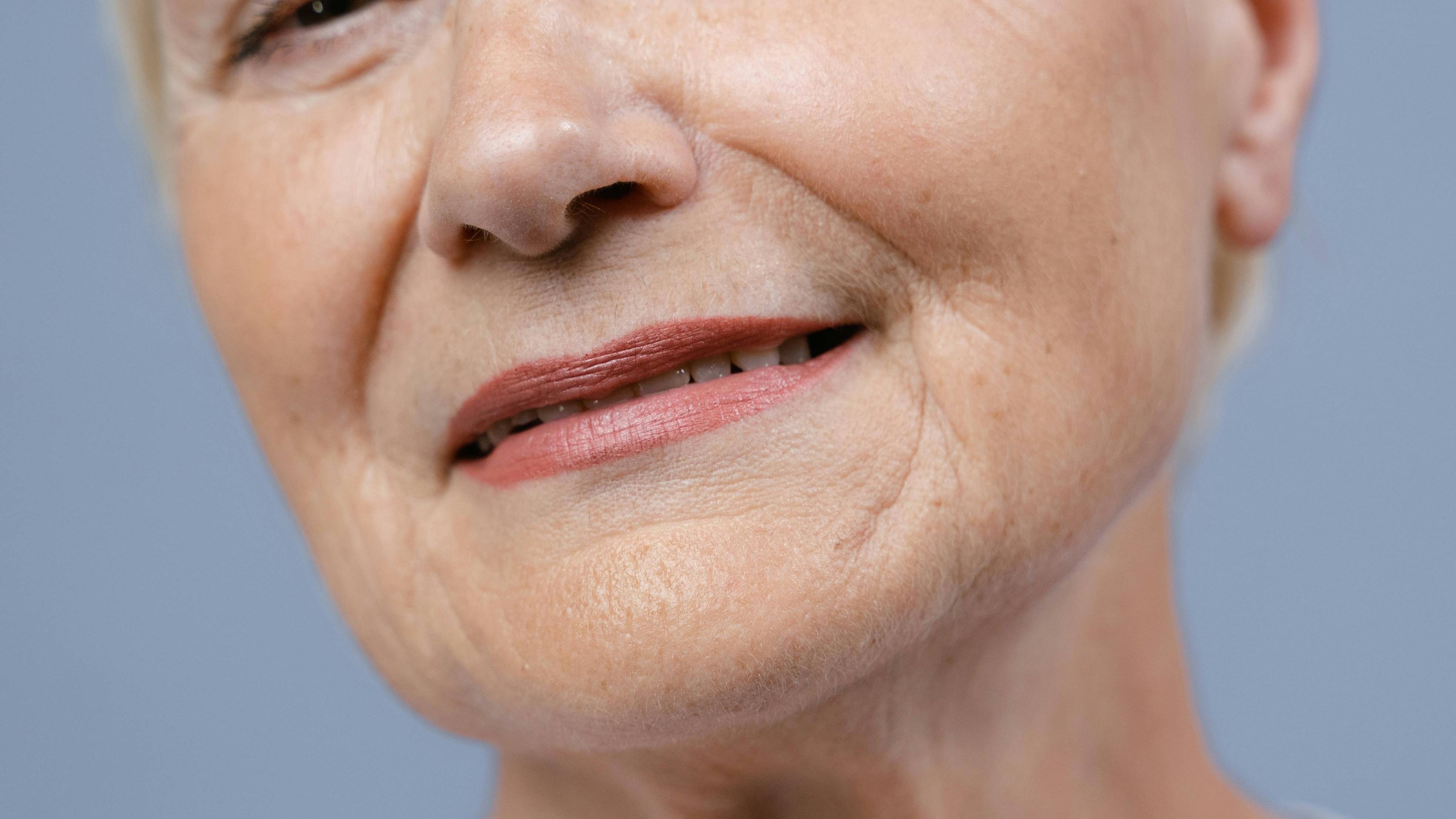 Lão hóa nội sinh là dạng thay đổi tự nhiên diễn ra theo thời gian do tuổi tác, biến động hormone