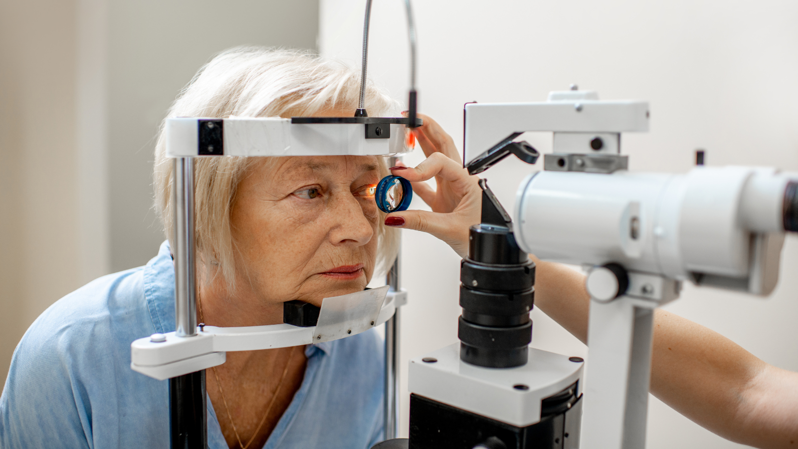 Người bị lão thị nên đeo kính đúng độ để bảo vệ mắt