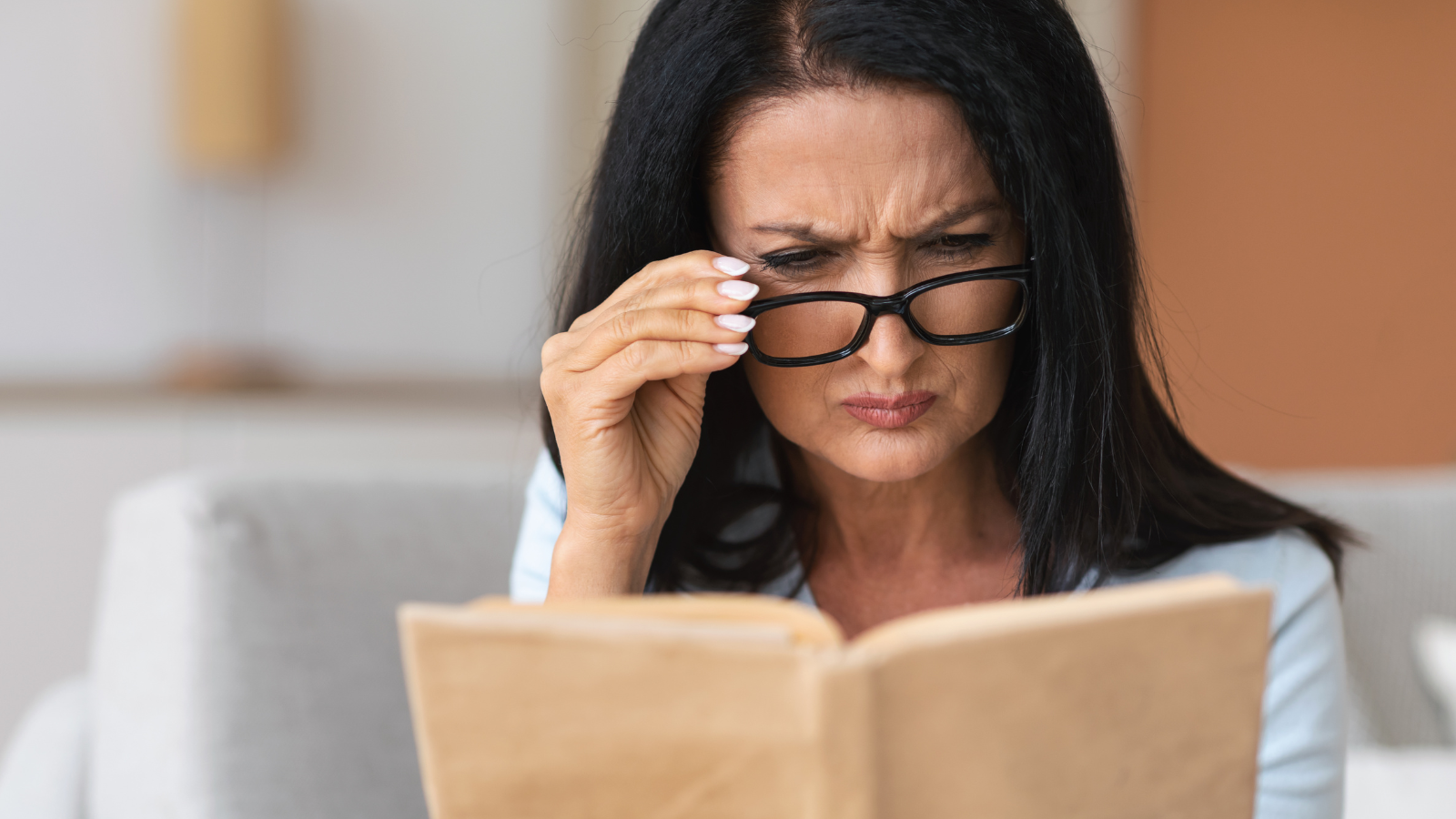 Viễn thị là tật khúc xạ của mắt khi tia sáng hội tụ phía sau võng mạc