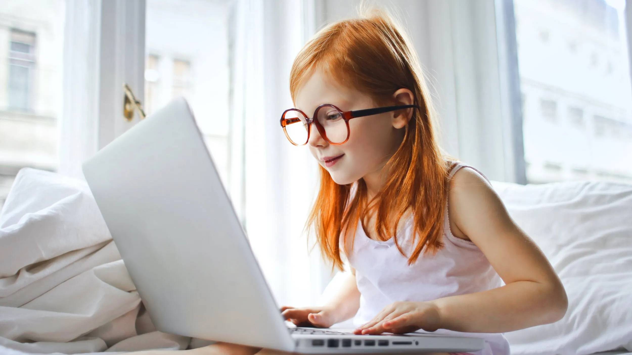 Trẻ bị đau đầu, đau mắt, mỏi mắt sau khi sử dụng thiết bị điện tử kéo dài cũng là dấu hiệu bị lé kim