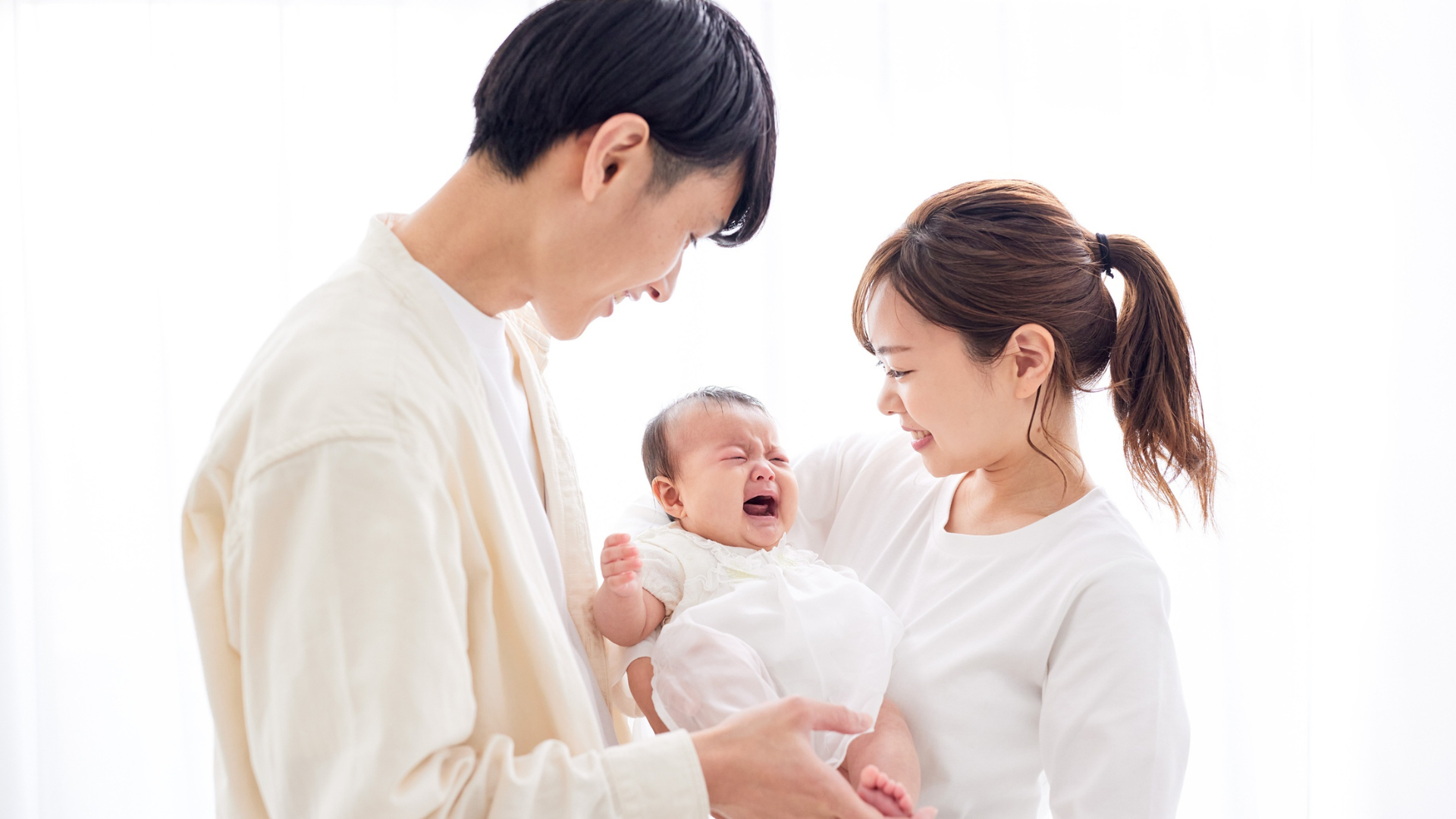 Bé thức dậy, ăn bữa tiếp theo, tiếp tục vỗ ợ hơi và chơi