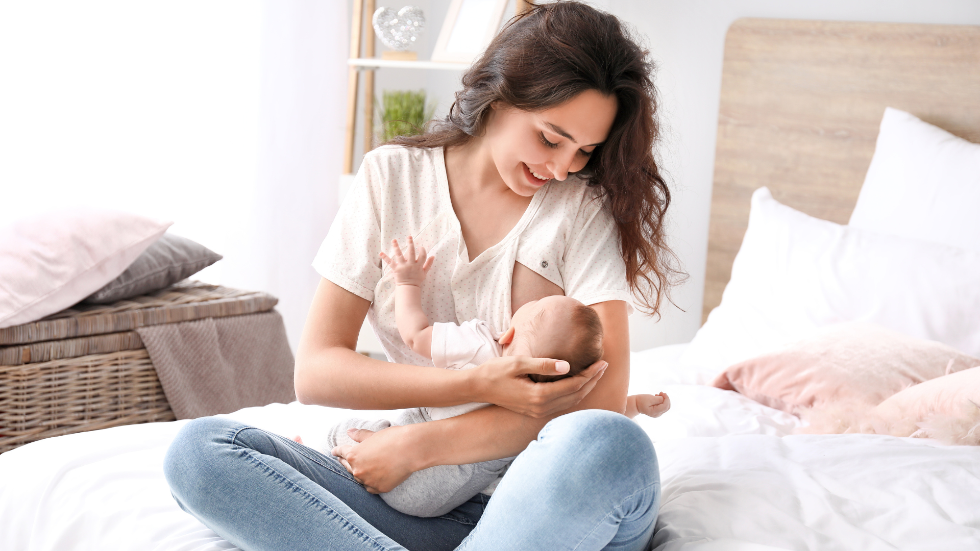 Đối với bé bú sữa mẹ, mẹ nên cho bé bú theo nhu cầu và đảm bảo bé bú đủ no