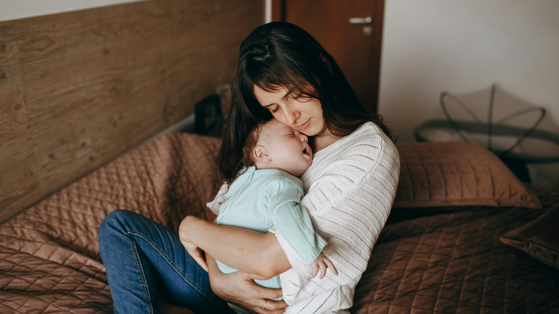 Nếu bé khóc hoặc tỉnh giấc giữa chừng, mẹ vỗ về bé cho đến khi bé bình tĩnh và tiếp tục ngủ lại