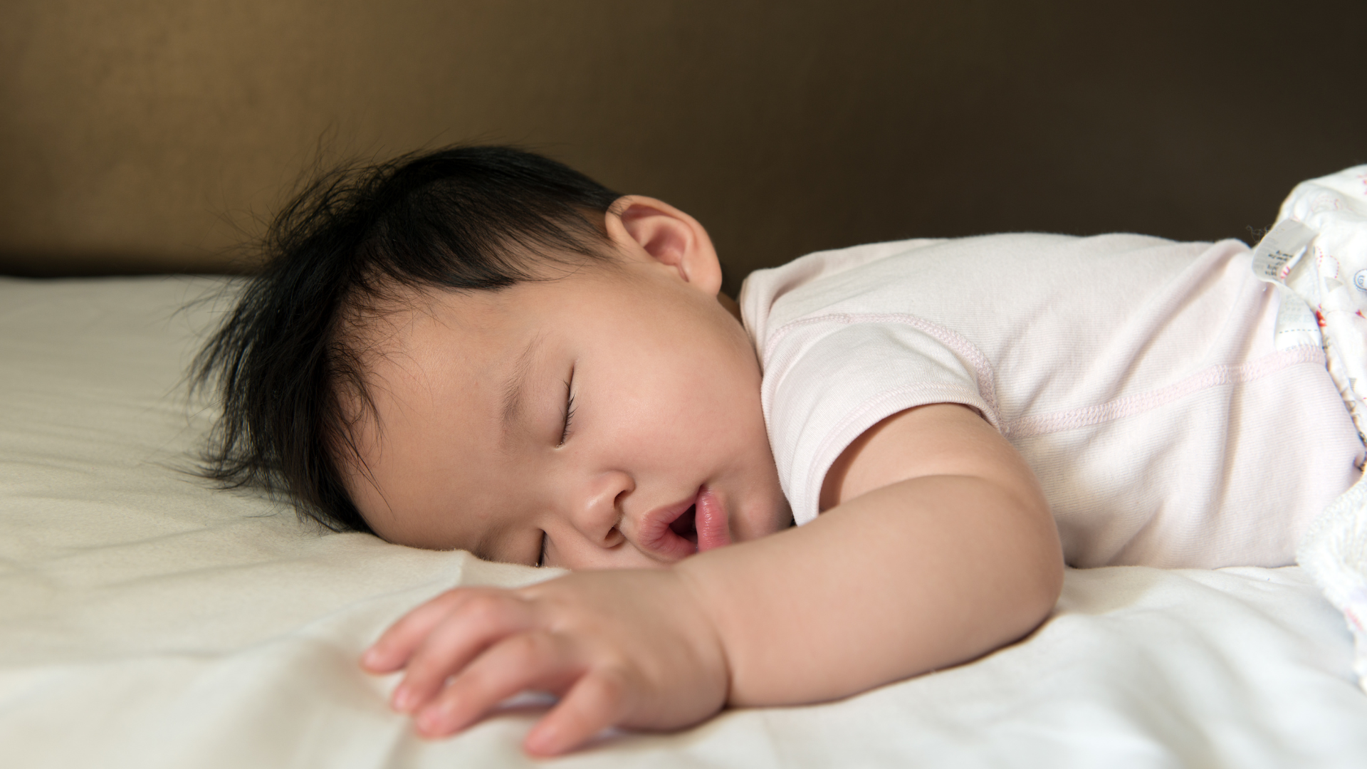 Ở 7 tháng tuổi mỗi bé có nhịp sinh hoạt khác nhau, có bé ngủ xuyên đêm còn có bé vẫn cần bú đêm