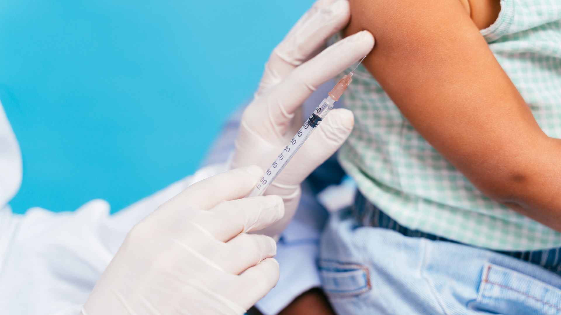 Người tiêm cần tuân thủ đúng lịch tiêm vắc xin Nimenrix theo từng độ tuổi và tiền sử tiêm chủng